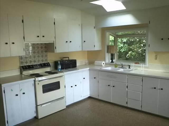 The kitchen before the remodel
